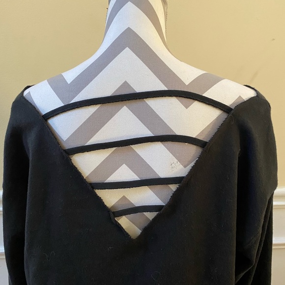 V.S black/white Off the shoulder crop top - Picture 2 of 8